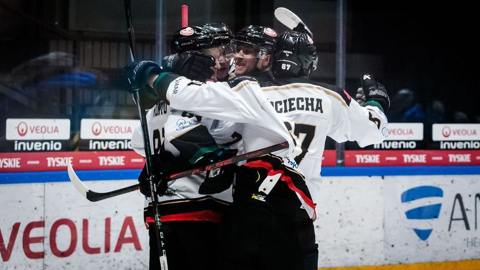 Radość po golu hokeistów GKS Tychy [foto: Łukasz Długosz]