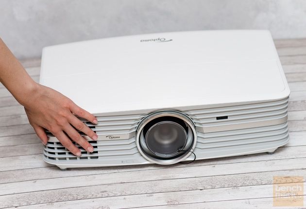 Optoma UHD550X porównanie z dłonią