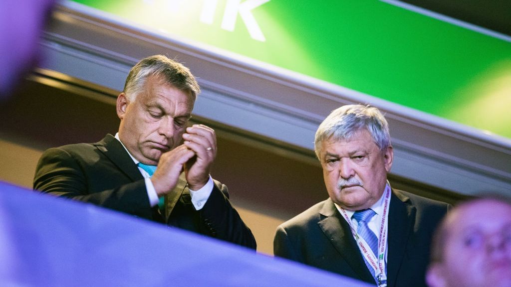 Czy ukraiński bank trafi w ręce Węgier? Na zdjęciu Viktor Orban i szef grupy OTP Sandor Csanyi