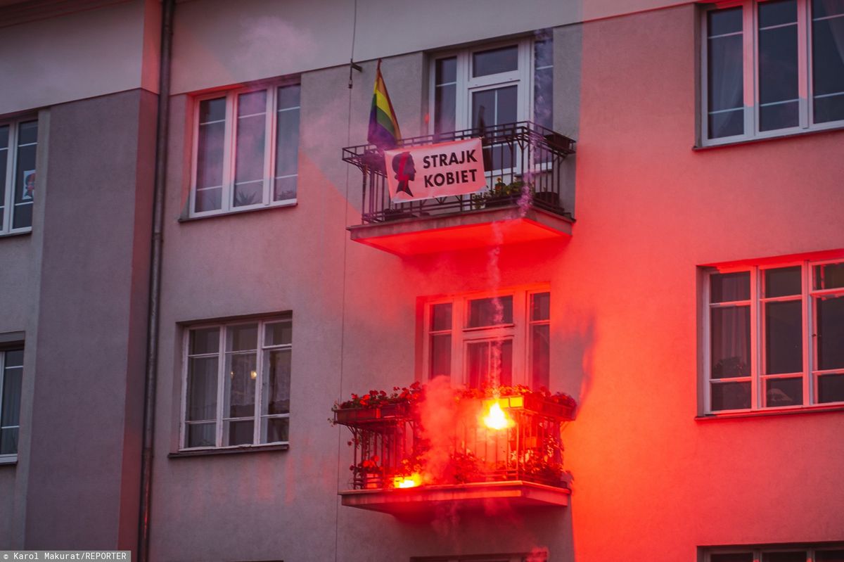 Narodowcy celowali w balkon wyżej, należący do Dwóch Sióstr