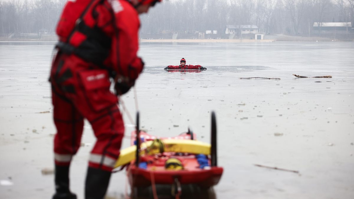 pokaz ratownictwa wodno-lodowego
Katowice, 12.02.2025. Pokaz ratownictwa wodno-lodowego, w ramach akcji "Bezpieczne ferie 2025", 12 bm. na stawie Morawa w Katowicach. (doro) PAP/Jarek Praszkiewicz
Jarek Praszkiewicz
bezpieczne ferie, jezioro, l�d, morawa, pokaz, ratownictwa wodno lodowego, ratownictwa wodno-lodowego, ratownictwo wodno lodowe, ratownictwo wodno-lodowe, staw, ratownik, PSP, stra�ak, sprz�t ratowniczy