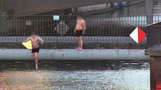 Gdańsk: Poranna kąpiel w Motławie. Mężczyźni weszli do wody o świcie