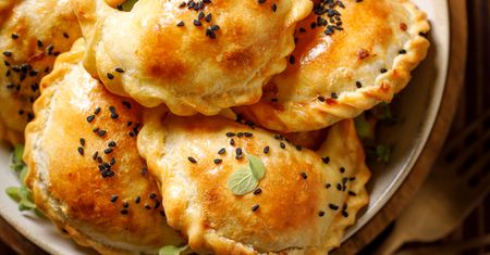 Podpiekane pierogi ze szpinakiem i serem feta