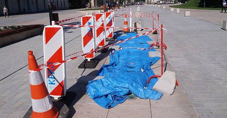Uszkodzone płyty wodotrysków na placu Litewskim. Kto za to odpowie?