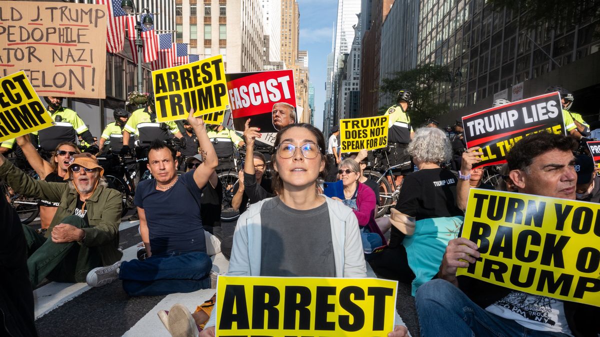 People sit down on the street at a shut down Trump protest outside of United Nations headquarters in New York, New York, USA, 23 September 2025. During the General Debate of the 80th session of the United Nations General Assembly (UNGA), Palestine has been recognised as a state by 157 UN member states. EPA/JOHN TAGGART Dostawca: PAP/EPA.