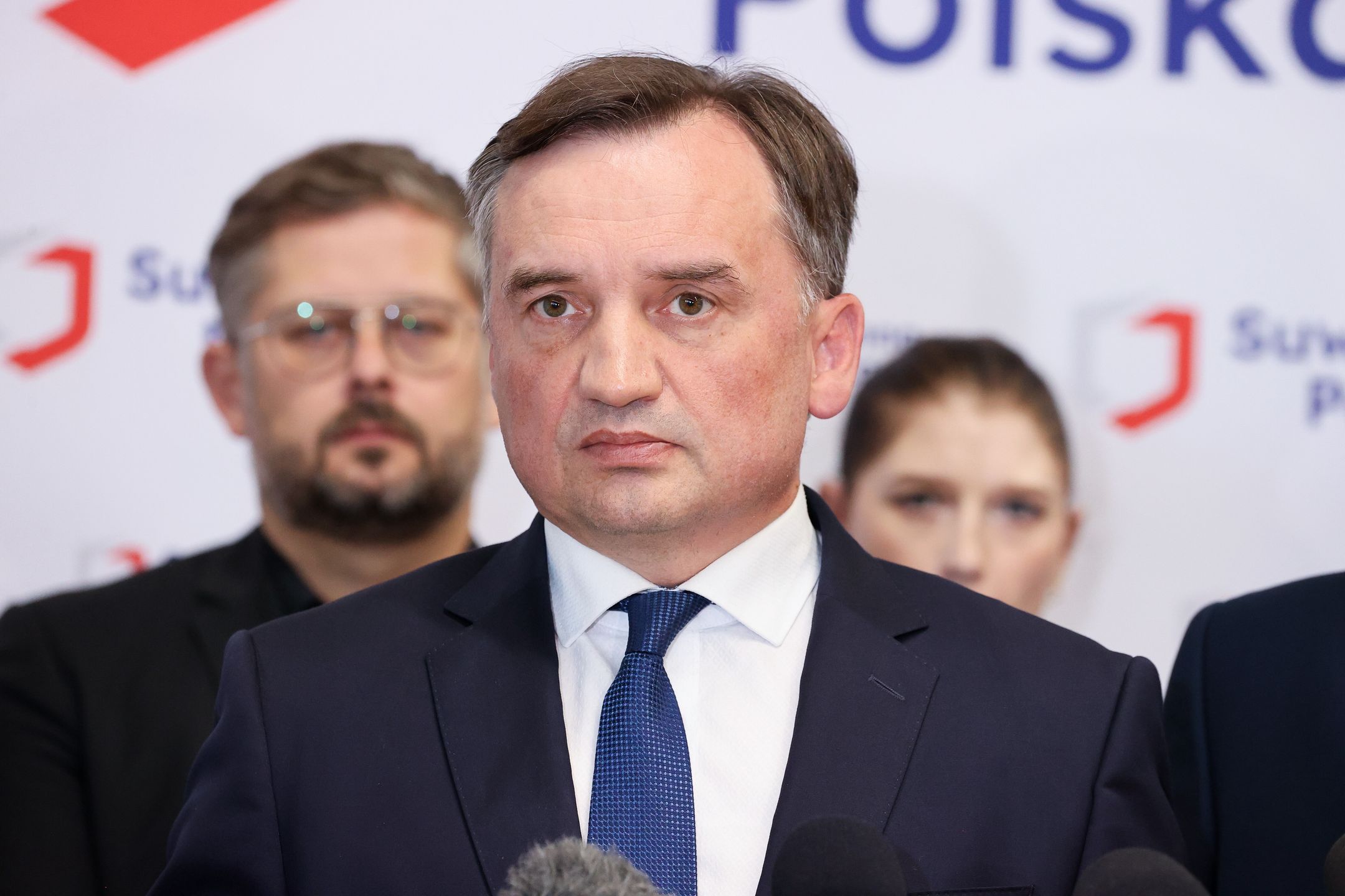 Łódź, 29.09.2023. Minister sprawiedliwości, Prokurator Generalny Zbigniew Ziobro (C) podczas konferencji prasowej w Łodzi, 29 bm. (sko) PAP/Marian Zubrzycki