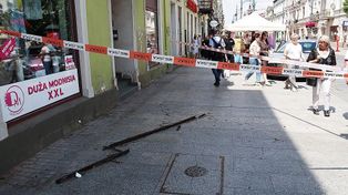 Straż miejska w Łodzi zagrodziła fragment ulicy Piotrkowskiej. Spacerujący muszą uważać