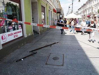 Straż miejska w Łodzi zagrodziła fragment ulicy Piotrkowskiej. Spacerujący muszą uważać