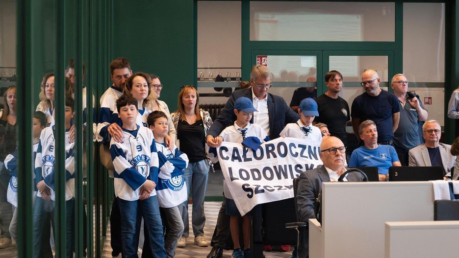 Dyskusji przysłuchiwała się grupa młodzieży i rodziców zainteresowana powstaniem lodowiska