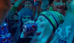 „Zima jest chwilą. Chwytaj ją!” w reklamie Pepsi (wideo)