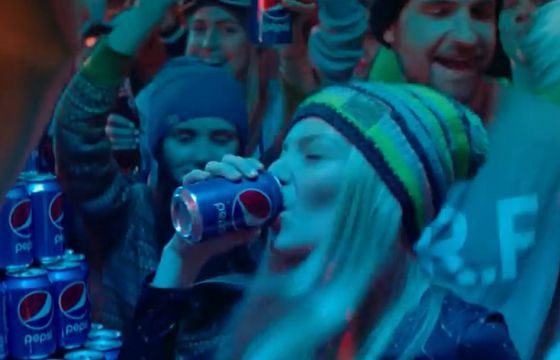 „Zima jest chwilą. Chwytaj ją!” w reklamie Pepsi (wideo)