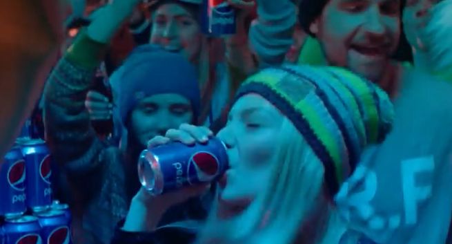 „Zima jest chwilą. Chwytaj ją!” w reklamie Pepsi (wideo)