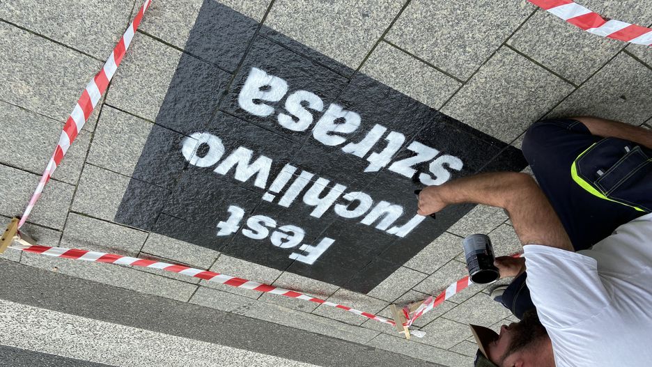 Śląskie. Taki komunikat po śląsku ostrzega pieszych w Chorzowie przed nieostrożnym wejściem na pasy.