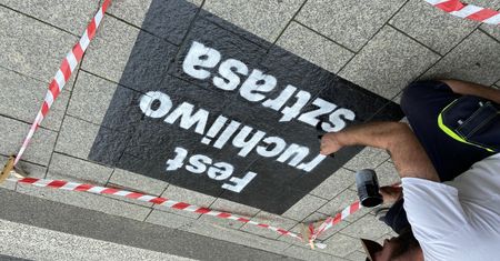 Chorzów. "Mobilniok abo życie". Ostrzegające napisy po śląsku na przejściach dla pieszych