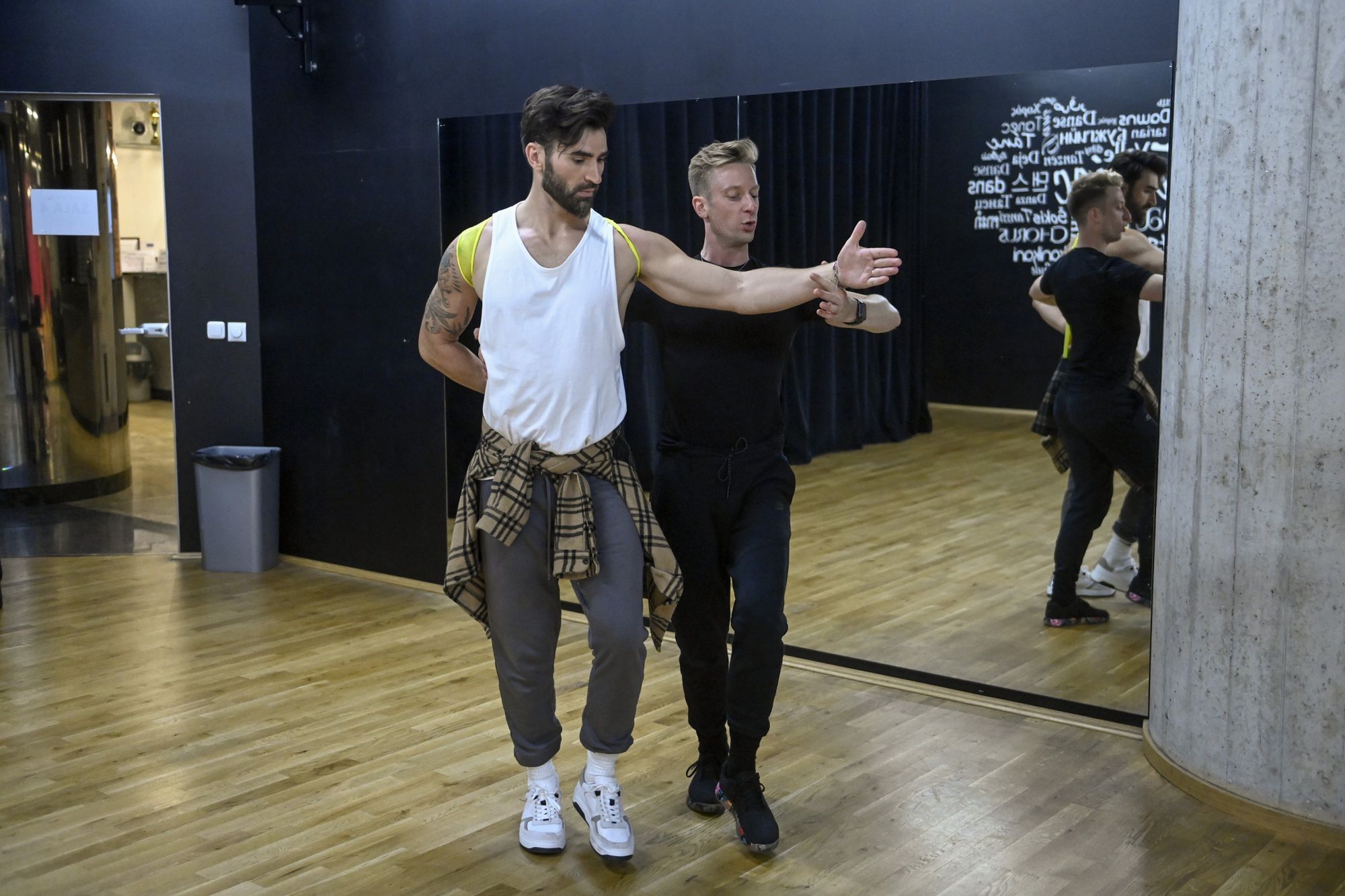 Michael Danilczuk daje modelowi niezły wycisk
