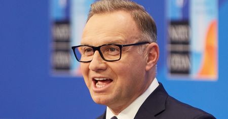 Andrzej Duda otrzymał PREZYDENCKĄ EMERYTURĘ i pochwalił się przelewem. Robi wrażenie? (FOTO)
