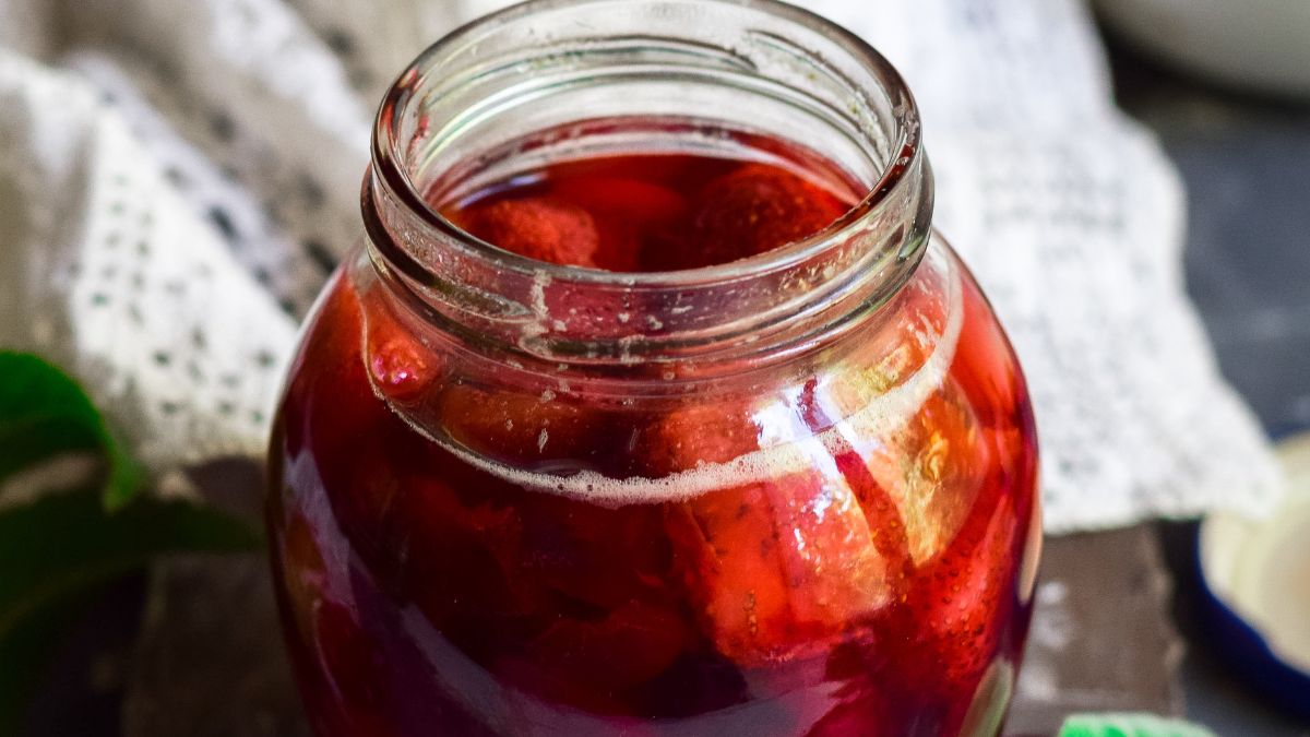 Czesi robią pieczoną herbatkę w słoikach na zimę