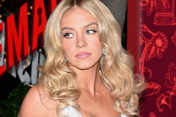 Sydney Sweeney nosi "glazed donut nails". Tylko spójrzcie na ten błysk