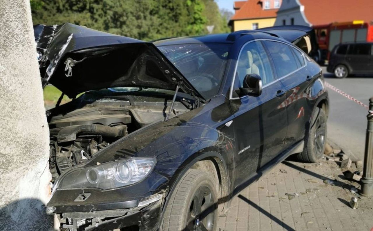 Rozbił kradzione BMW i sam zgłosił się na policję