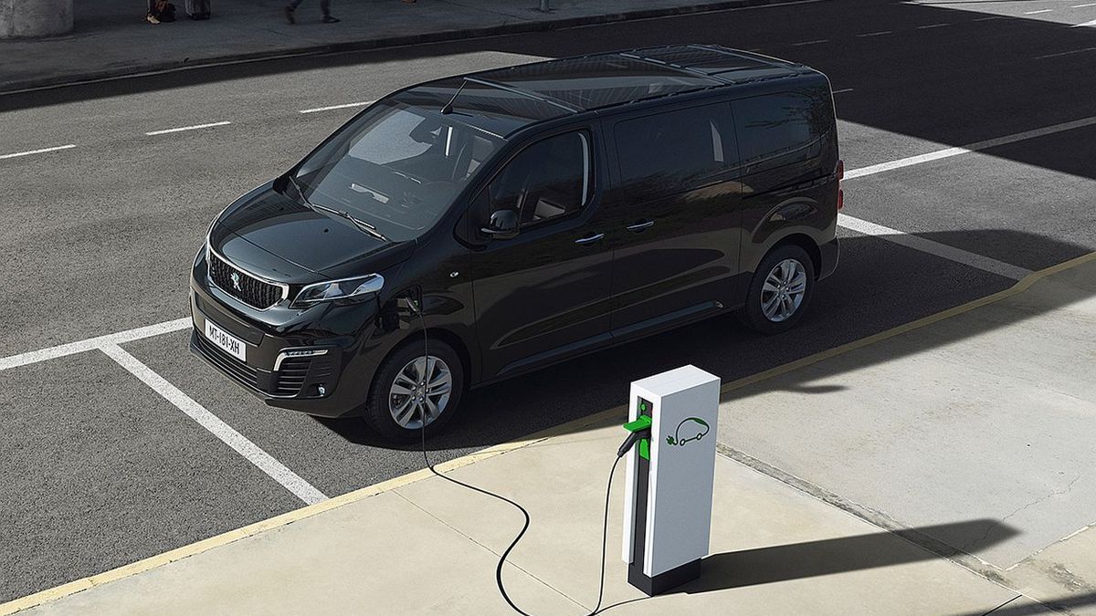 Bus z wtyczką jest już oficjalnie dostępny w polskich salonach.