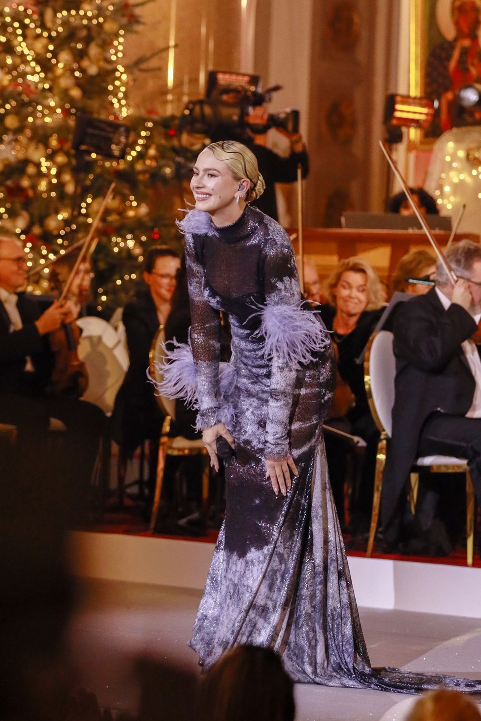 Natalia Nykiel podczas wigilijnego koncertu TVN