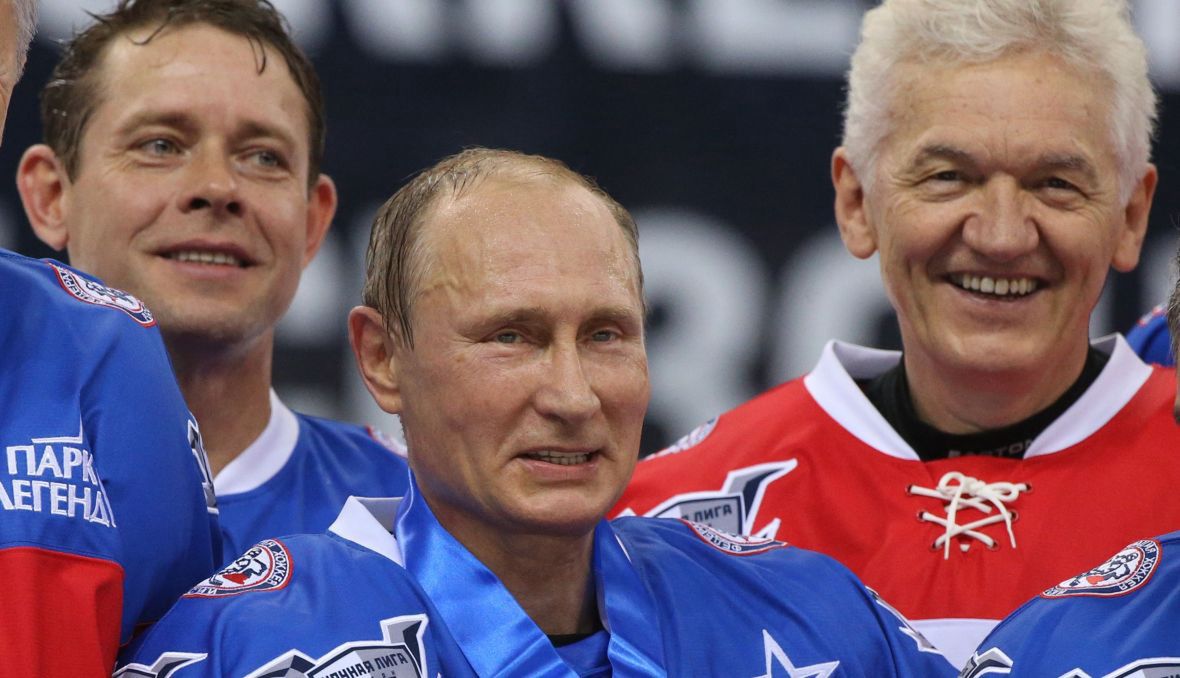 Były gracz NHL Pavel Bure (z lewej), Władimir Putin oraz Giennadij Timczenko na meczu hokeja. Rok 2015