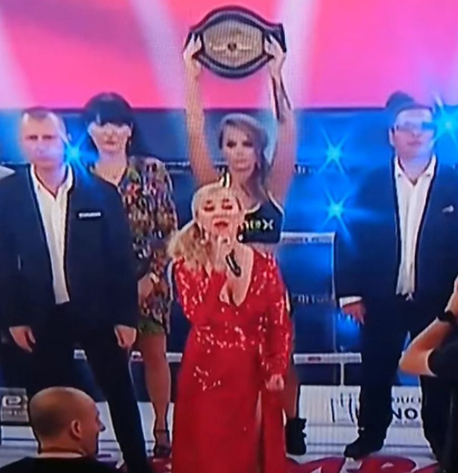 Lidia Kopania masakruje hymn na gali boksu