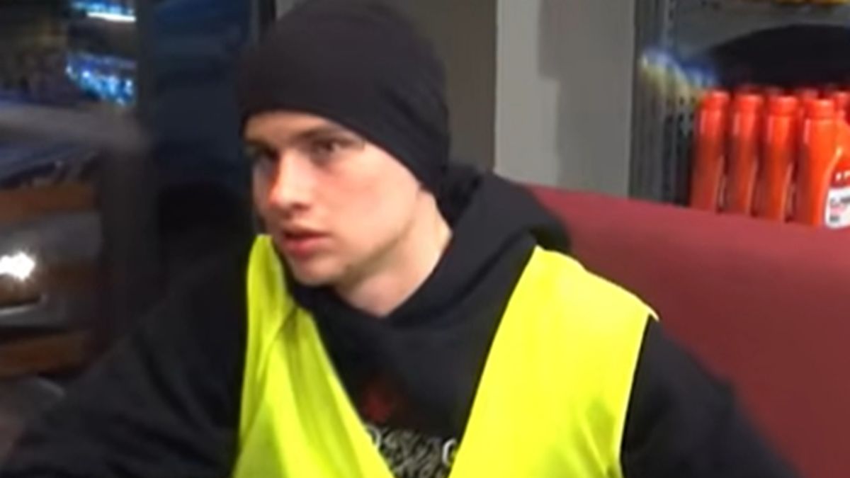 Łatwogang zatrzymał się na stacji benzynowej.