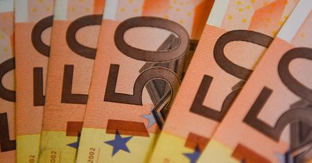 Kursy walut 26.11.2021. Piątkowy kurs funta, euro, dolara i franka szwajcarskiego