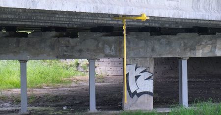 Dziwne urządzenie na moście