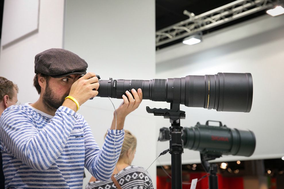 Sigma 300-800mm F5.6 APO EX DG HSM ostrzy od 6 metrów. Jego waga to niecałe 6kg, a długość 54 cm. Konstrukcja obiektywu składa się z 18 elementów ułożonych w 16 grupach. Maksymalna wartość przysłony to f/32.