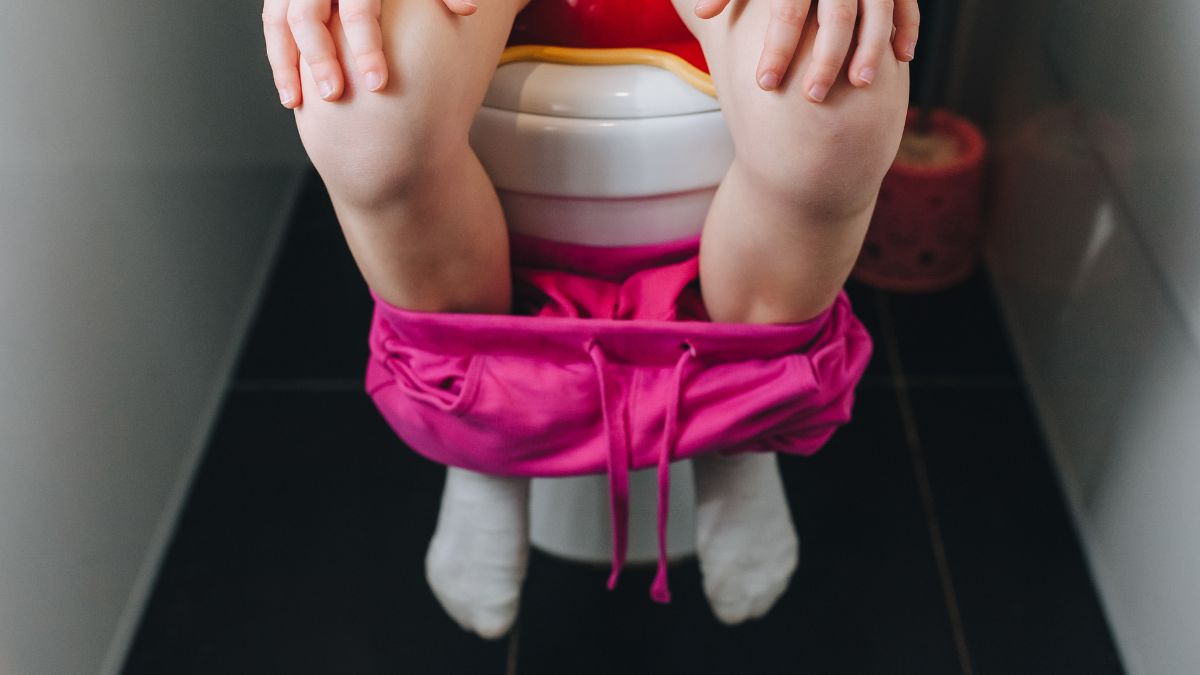 Dziecko korzysta z toalety.