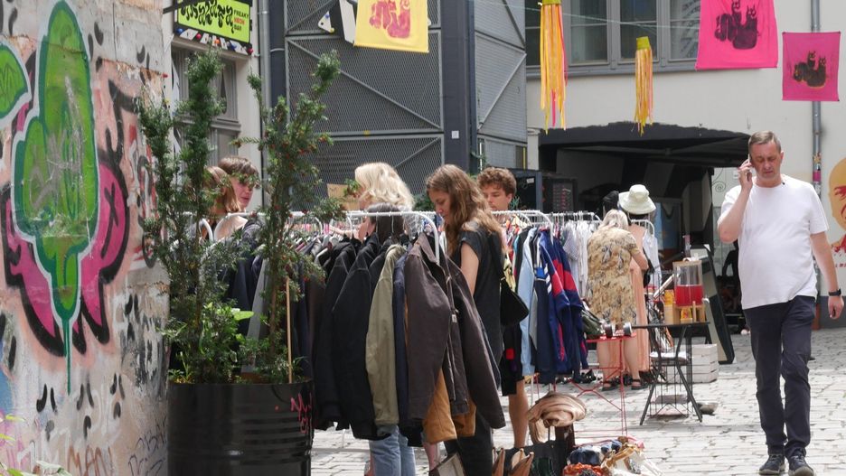 Vintage Market Wrocław 2025: Recepcja w klimacie retro! Moda vintage, Y2K i dodatki hand made przyciągnęły wielbicieli stylu z dawnych lat.