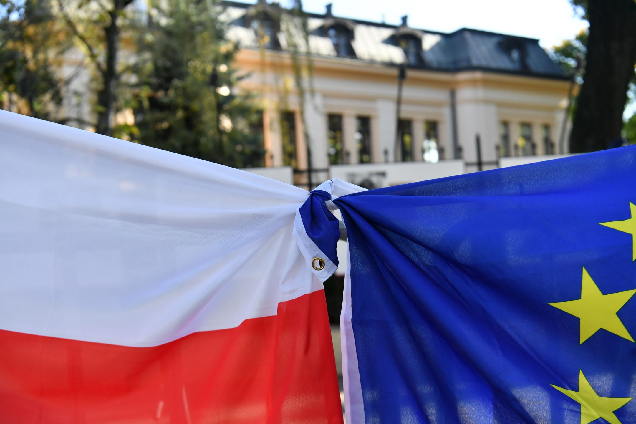 Krajowy Plan Odbudowy może pozostać planem. Po wyroku TK Polska może nie dostać pieniędzy 