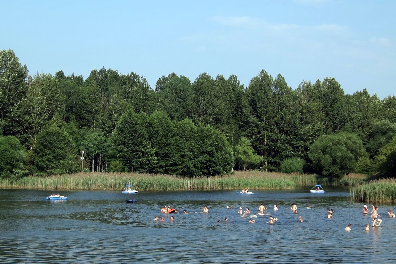 Spojrzała na cennik nad jeziorem pod Toruniem. "Nie ma zmiłuj"