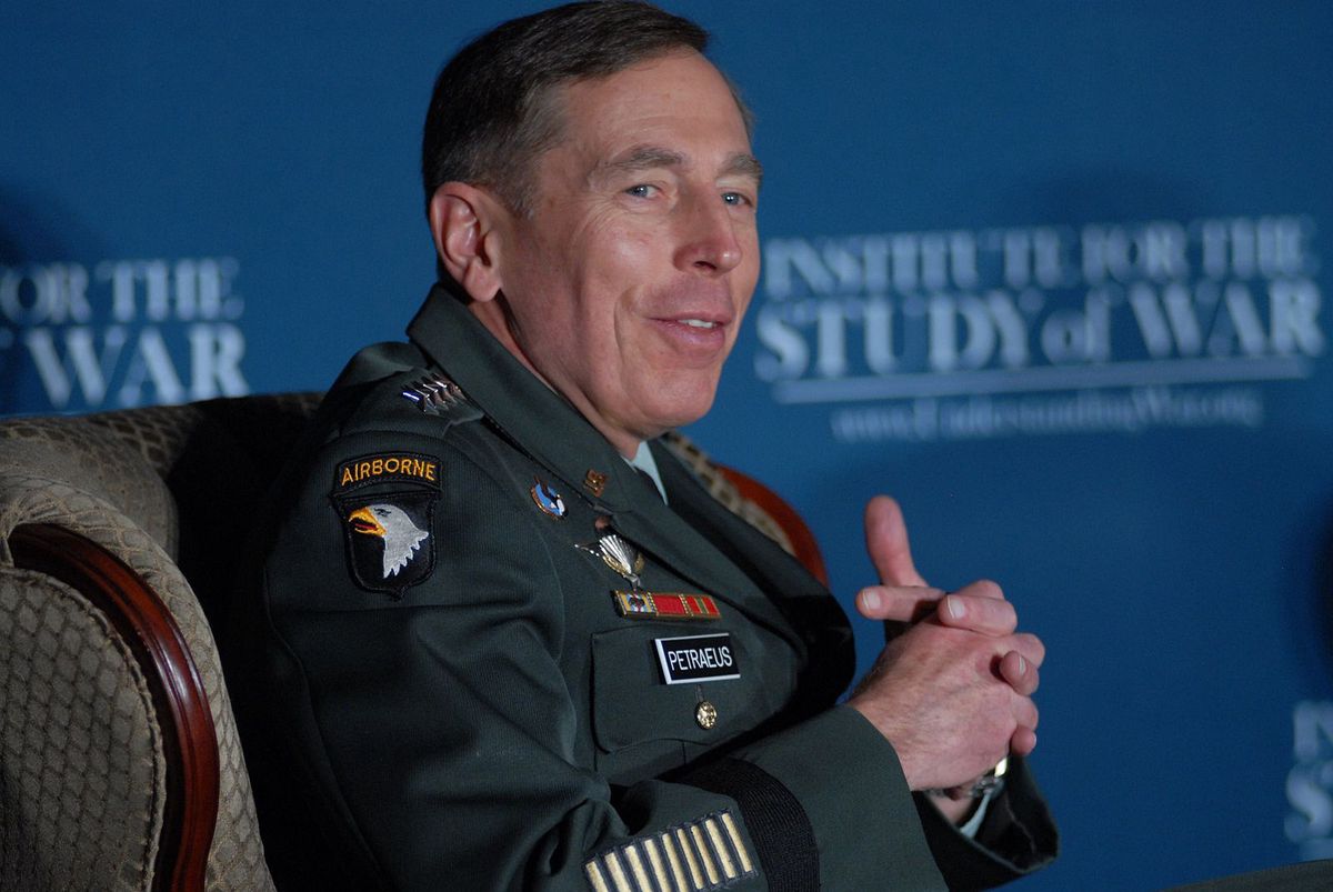 Generał David  Petraeus dowodził wojskami amerykańskimi w wojnie w Iranie i Afganistanie. Wojskowy punktuje słabości Rosjan 