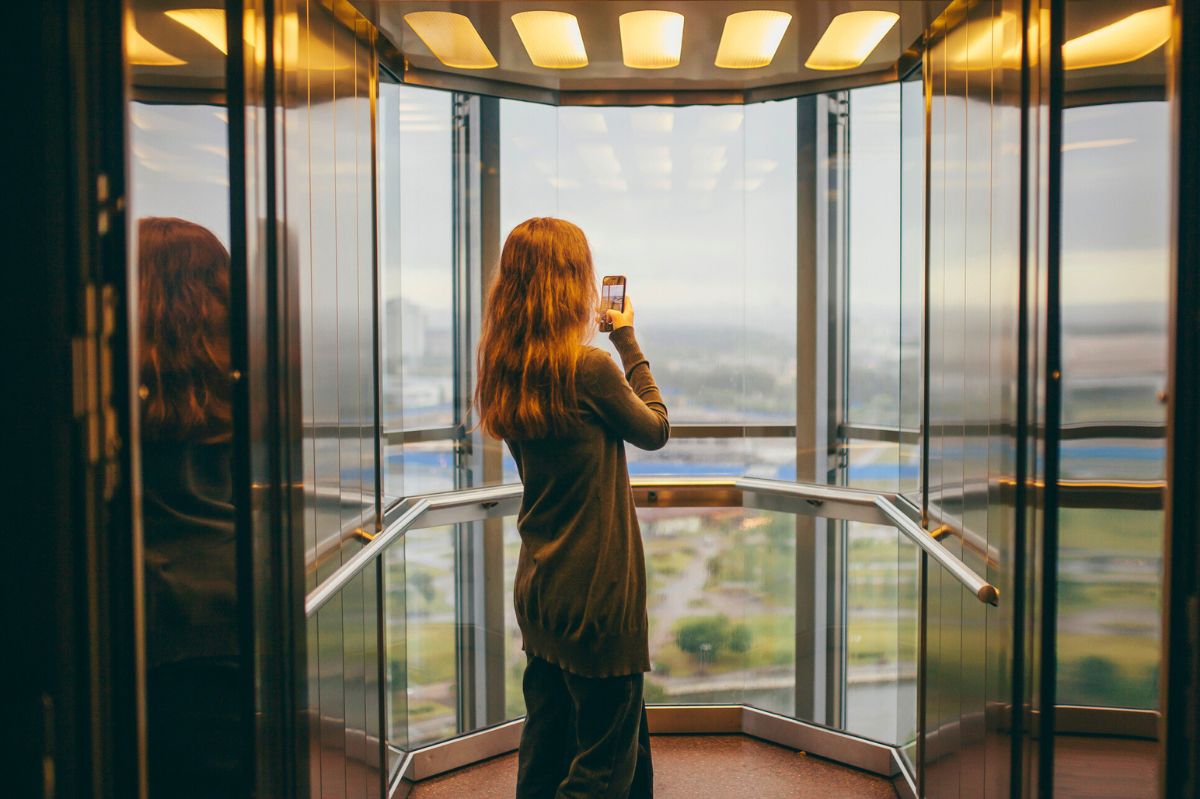 Kobieta robi zdjęcie w windzie