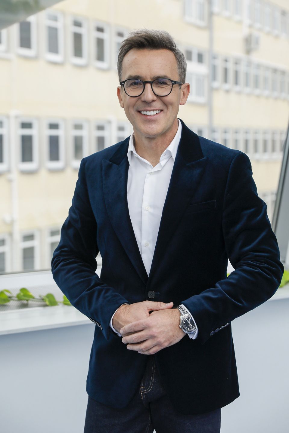 listopad 2022, sesja, okulary z czarnymi oprawkami, Maciej Kurzajewski
