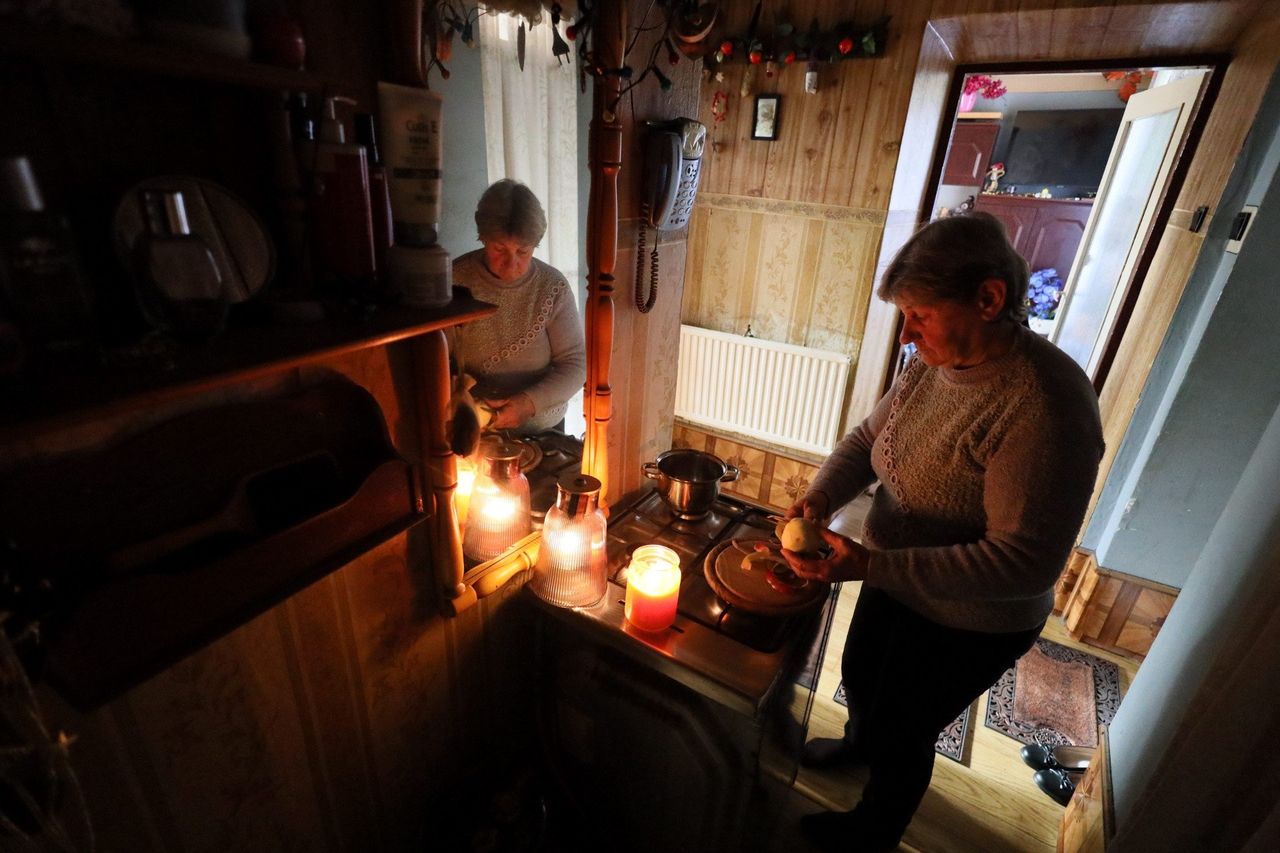 Łysołaje: Dawne mieszkania służbowe od trzech miesięcy bez prądu