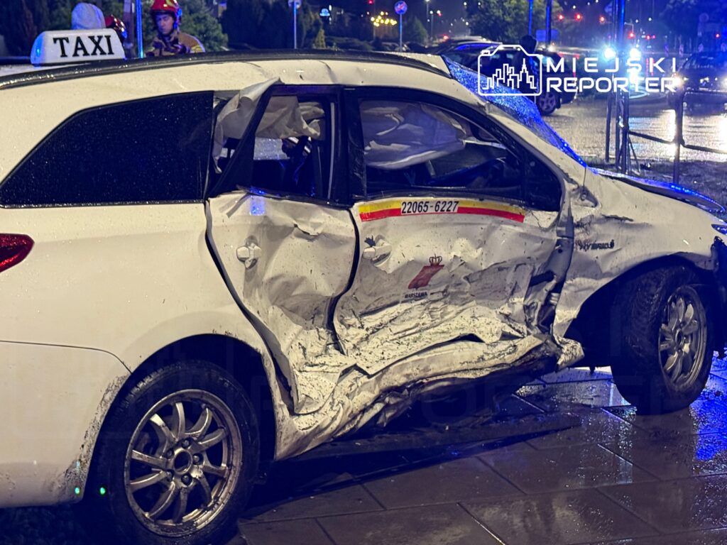 Warszawa: Poważne zderzenie dwóch aut na Pradze-Północ. Cudem nikt nie zginął. Trzy pasy zablokowane