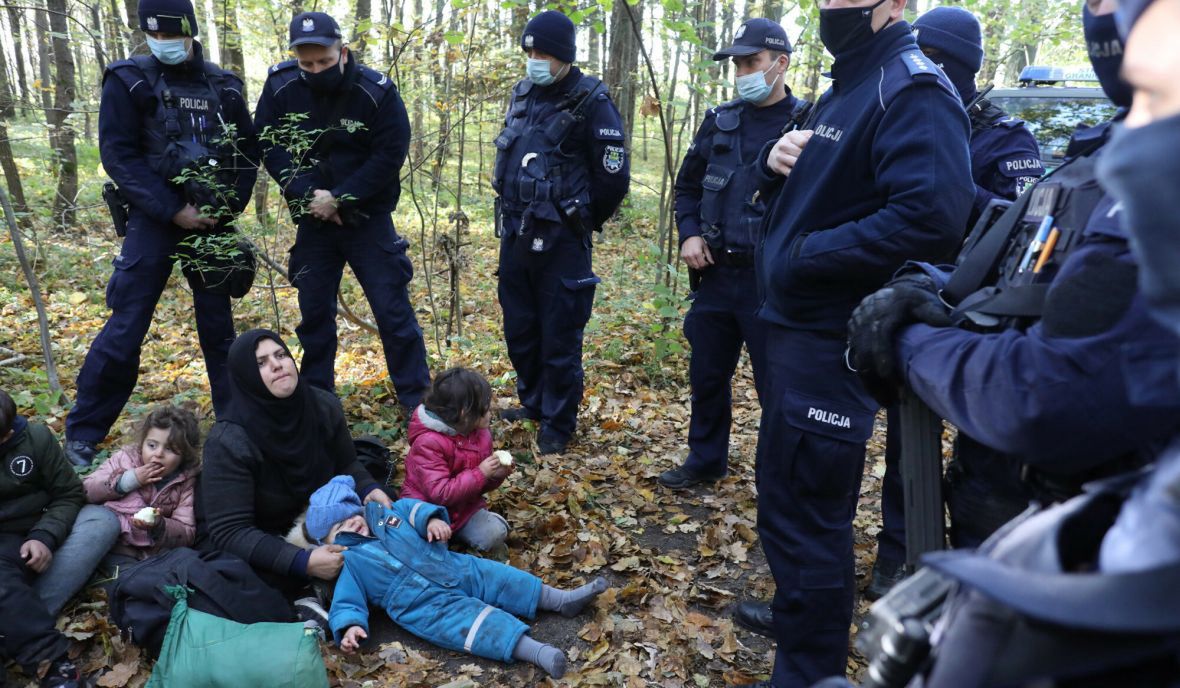 Październik 2021 roku. Policjanci z zatrzymaną grupą uchodźców 