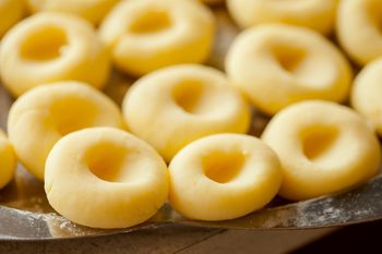 Miękkie kluski śląskie. Trzymaj się tej zasady, a nie rozpadną się podczas gotowania