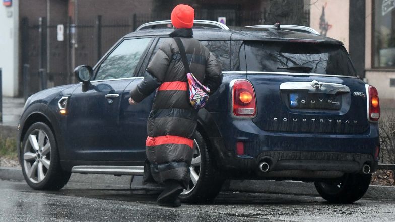 Viola Kołakowska parkuje na przystanku autobusowym