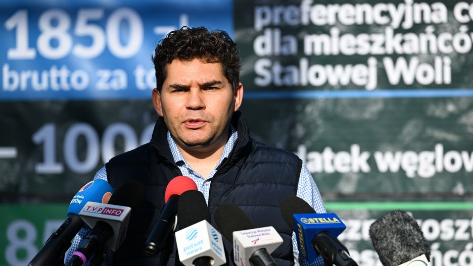 Stalowa Wola, 31.10.2022. Prezydent Stalowej Woli Lucjusz Nadbereżny w trakcie konferencji prasowej na terenie zakładu TAURON Wytwarzanie S.A. Oddział Elektrownia Stalowa Wola, 31 bm. Podczas konferencji zaprezentowano samorządowy skład węgla w Stalowej Woli oraz przedstawiono logistykę dostawy kolejowej węgla wraz ze składowaniem i dystrybucją dla mieszkańców. (jm) PAP/Darek Delmanowicz