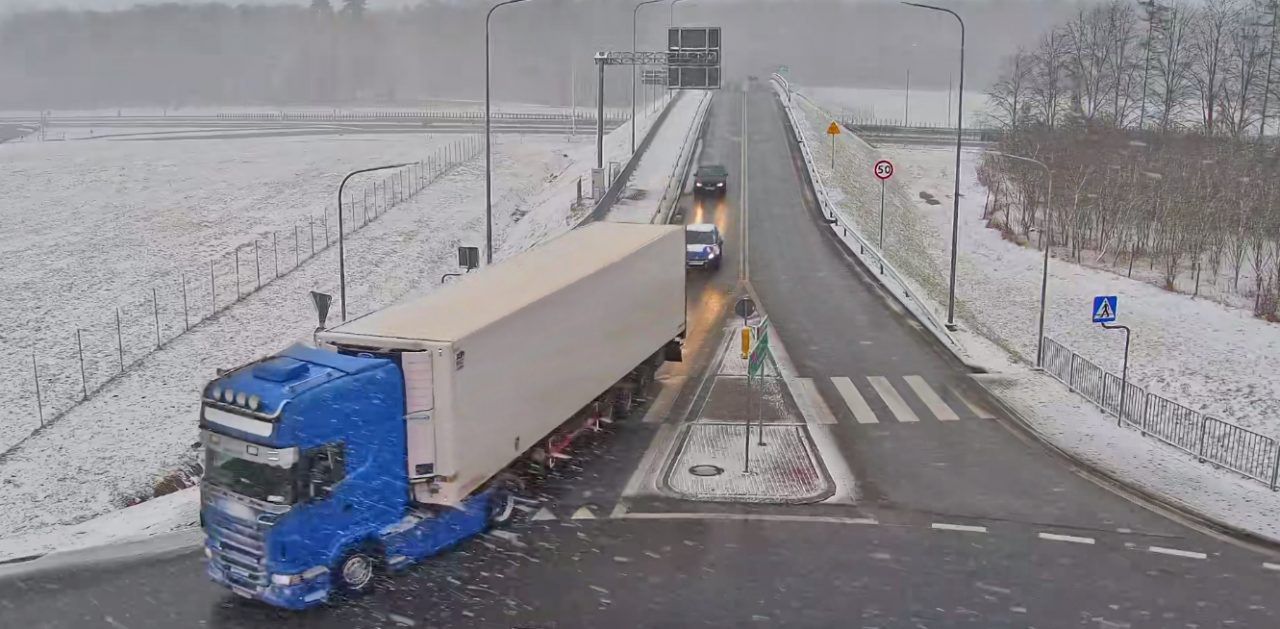 Powrót zimowych warunków. Ślisko na drogach i zmienne warunki pogodowe