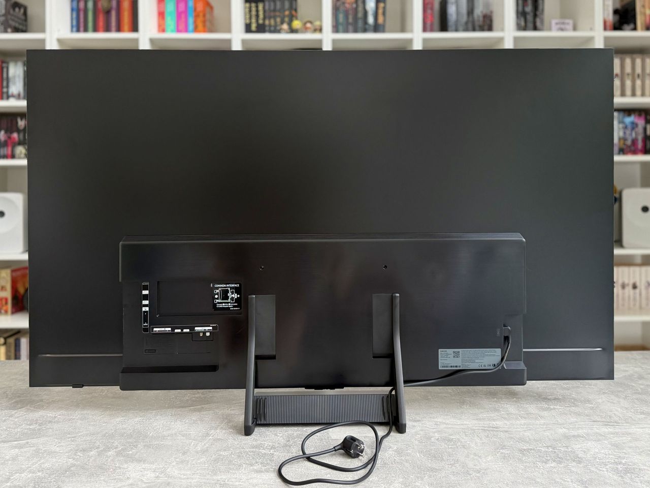 Samsung OLED S90H - obudowa z tyłu.