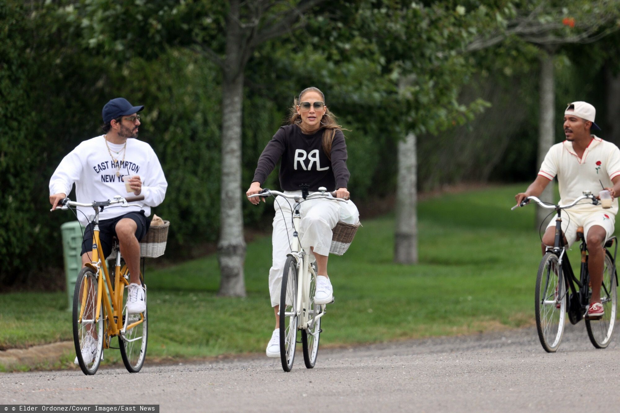 Jennifer Lopez na przejażdżce rowerowej z przyjaciółmi