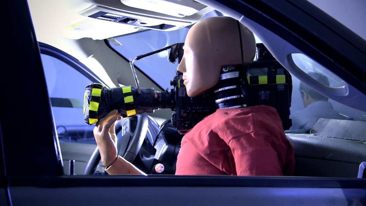 Uważaj, gdy kręcisz film jadąc samochodem. Oto, co się dzieje z operatorem podczas wybuchu poduszki powietrznej 1