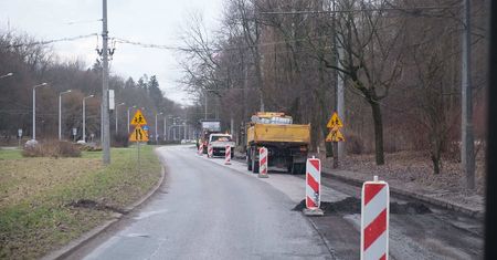 Dziurawe ulice Lublina. Drogowcy prowadzą prace w kilku miejscach jednocześnie. Opóźnienia komunikacji miejskiej