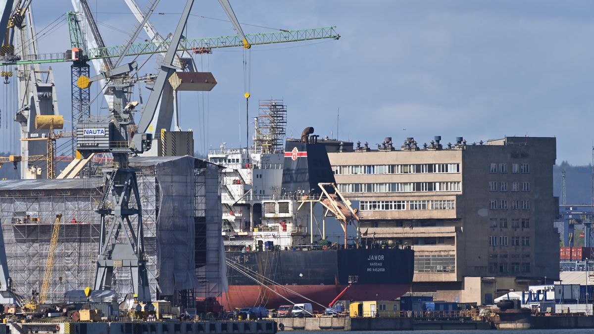 Statek Jawor Polskiej Żeglugi Morskiej w doku w Stoczni Crist